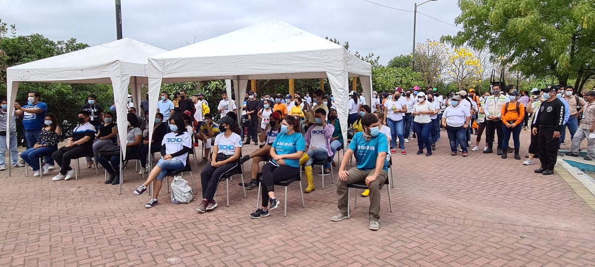 MAATE_Zonal5's tweet photo. La Directora Zonal 5 #Guayas @isabel_tamariz, @InclusionEc, Dirección de Ambiente @alcaldiagye, #Visolit y voluntarios, participaron de limpieza en el sector denominado #CisneII, cuyo objetivo fue impulsar la protección ambiental con los habitantes de la Zona. #JuntosLoLogramos https://t.co/1iCUXAxVEL