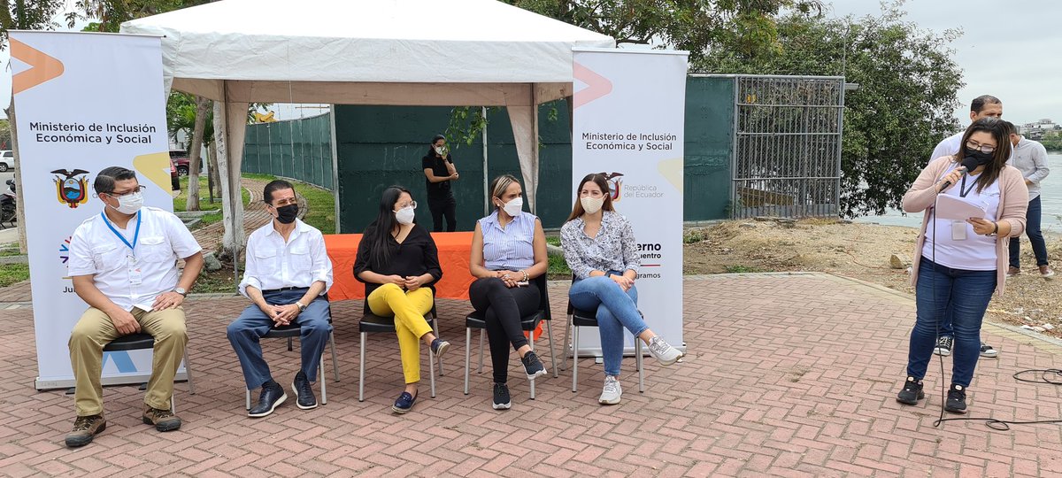 MAATE_Zonal5's tweet photo. La Directora Zonal 5 #Guayas @isabel_tamariz, @InclusionEc, Dirección de Ambiente @alcaldiagye, #Visolit y voluntarios, participaron de limpieza en el sector denominado #CisneII, cuyo objetivo fue impulsar la protección ambiental con los habitantes de la Zona. #JuntosLoLogramos https://t.co/1iCUXAxVEL