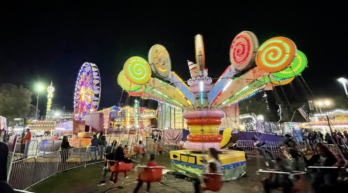 JAXChamber's tweet photo. Happy Friday, Jacksonville! Last weekend for @jaxfair’s #backtothefun. Don’t miss out on all the live music, rides and fair food. #ilovejax https://t.co/rwq5dsLKrS