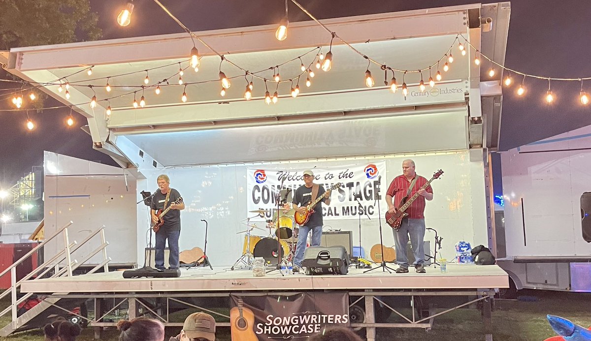 JAXChamber's tweet photo. Happy Friday, Jacksonville! Last weekend for @jaxfair’s #backtothefun. Don’t miss out on all the live music, rides and fair food. #ilovejax https://t.co/rwq5dsLKrS