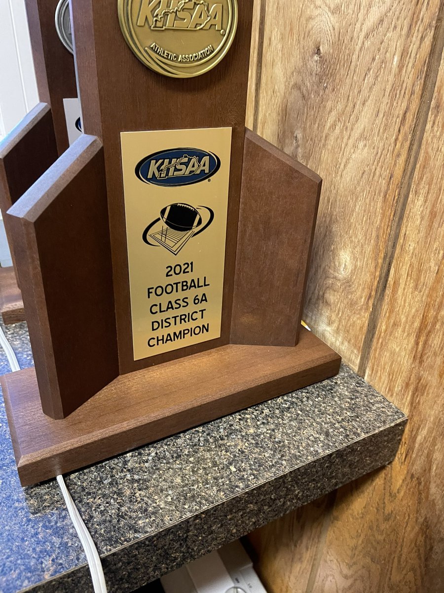 Coach_S_Gray's tweet photo. Let’s eat. Not done yet. @RyleAthletics @RyleAthletics @NathanYowan @HcWare15 @coachmorganrhs @GabeSavage5 @JacksonBelk @RAIDERSPORTSNKY https://t.co/FgZXAjFz7F