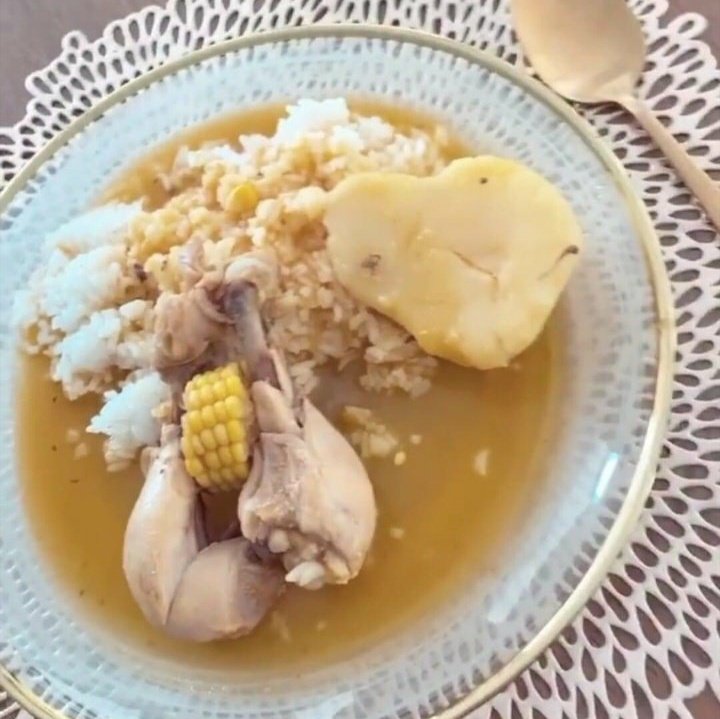 TheTioMoe's tweet photo. Se hubiera llevado un sudado esa Paola Jara, pasaba derecho.

#YoMeLlamo https://t.co/sN54uVwH51