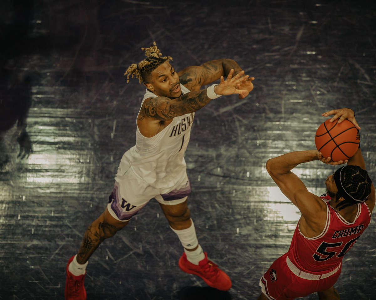 marksummer_'s tweet photo. UW Huskies vs NIU Huskies. Shot for @thedaily @UWDailySports https://t.co/WjDDsKPnN0