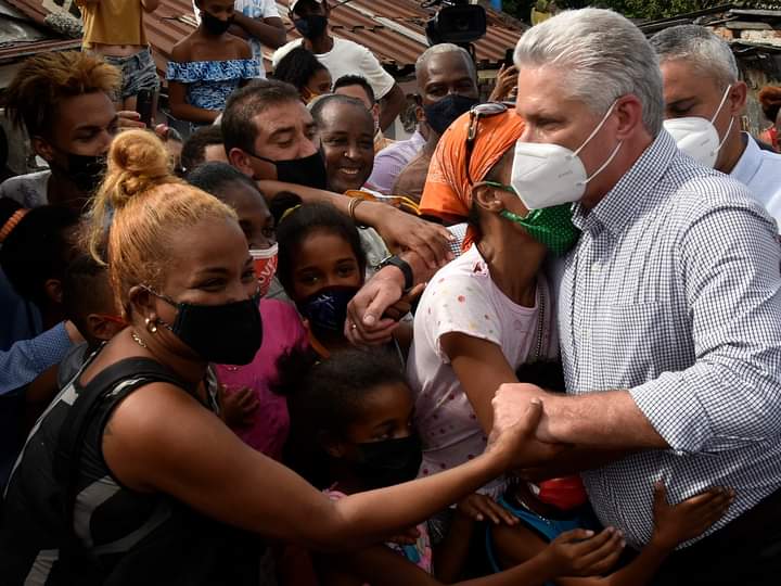 InesMChapman's tweet photo. Esta es Cuba bella y soberana. Nuestro Presidente @DiazCanelB en la calle, en los barrios conversando con las personas, el abrazo de amor y continuidad, del pueblo agradecido. Seguimos,porque #CubaViveYRenace. https://t.co/yYo5ZtMMDy