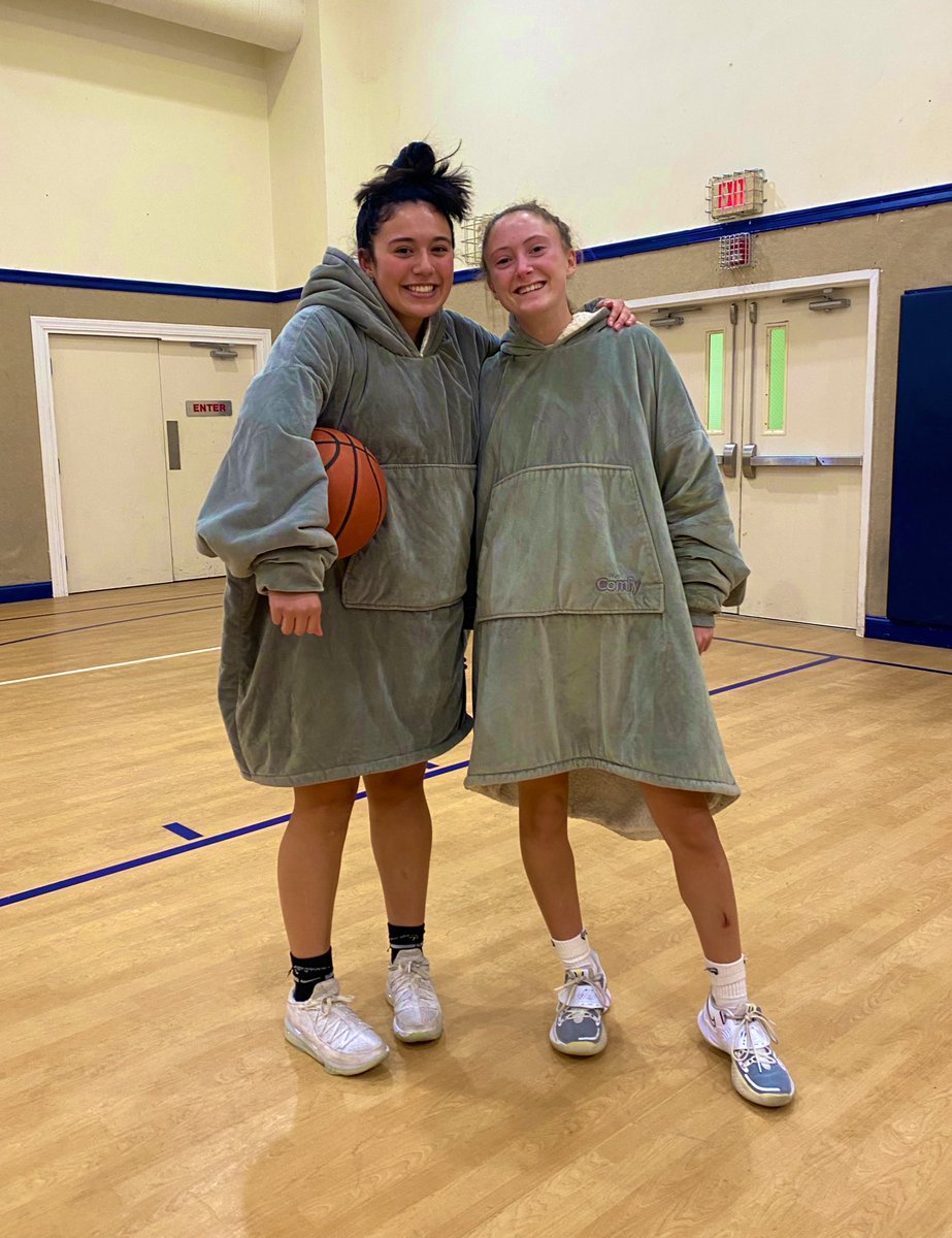 SwishCapeCod's tweet photo. Bright defeats Black 121-85! @RyannCobban (Class of 2023; @Swich_Athletics) &amp; @mvelasquezz13 (Class of 2023; @MonomoySharks) arrived in “Comfies” before scoring a combined 60 points. @McKWenzel2025 (Class of 2025; @BourneGirlsBask) added 22 points and buried a pair of 3’s! 💙🧡 https://t.co/O20H7DVTfs