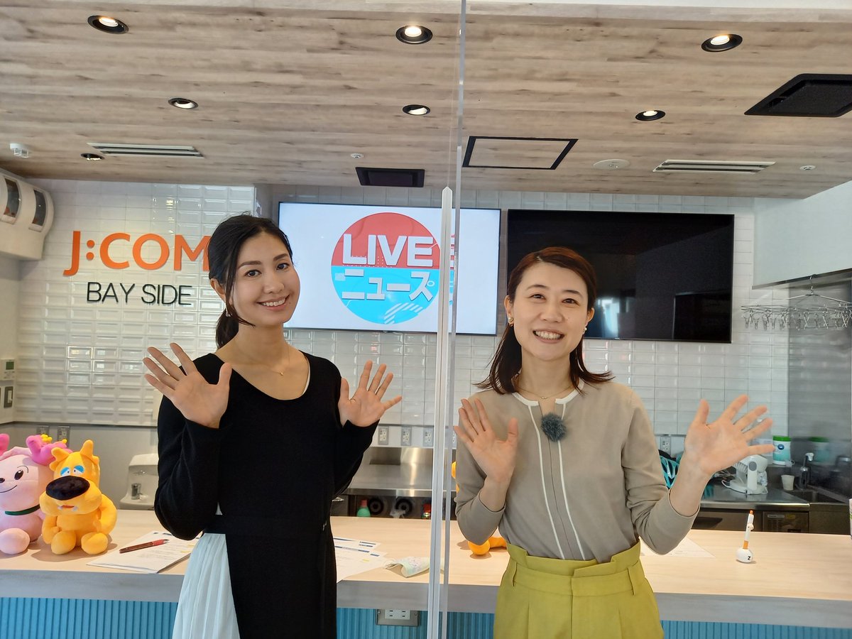 yuyakemichiko's tweet photo. 今回はスクイズボトルカバー「COVER-ON」を開発なさった松ヶ枝泰介さんがスタジオ出演！
きえちゃんも応援に来てくれて、スタッフさんとも📸😊

次回は11月26日(金)10時～＆16時～しょこりんとがんばります！アプリど・ろーかるでもどうぞ！☺

きぬ太くんがずっと見守っていてくれました。 https://t.co/xkUTNsp0kS