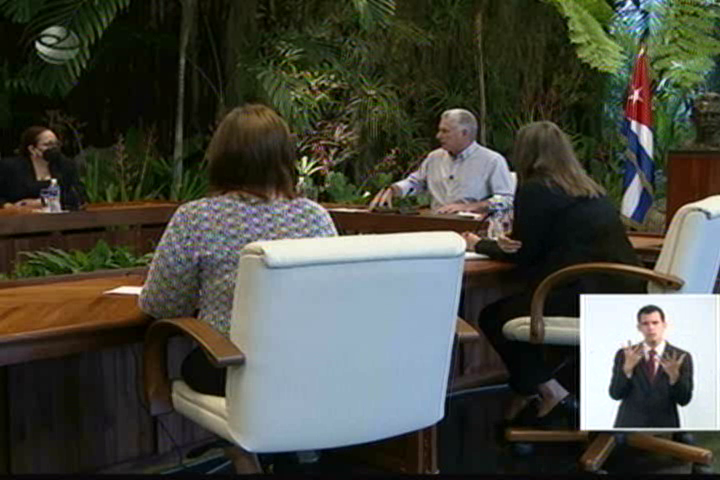 .<a href="/DiazCanelB/">Miguel Díaz-Canel Bermúdez</a>:  "Con el trabajo en los barrios estamos defendiendo el concepto de Poder Popular. Los vecinos definen las prioridades, el delegado las representa en la Asamblea Municipal. Los vecinos son los protagonistas de la transformación." #Cuba #CubaVive <a href="/AsambleaCuba/">Asamblea Nacional Cuba</a>