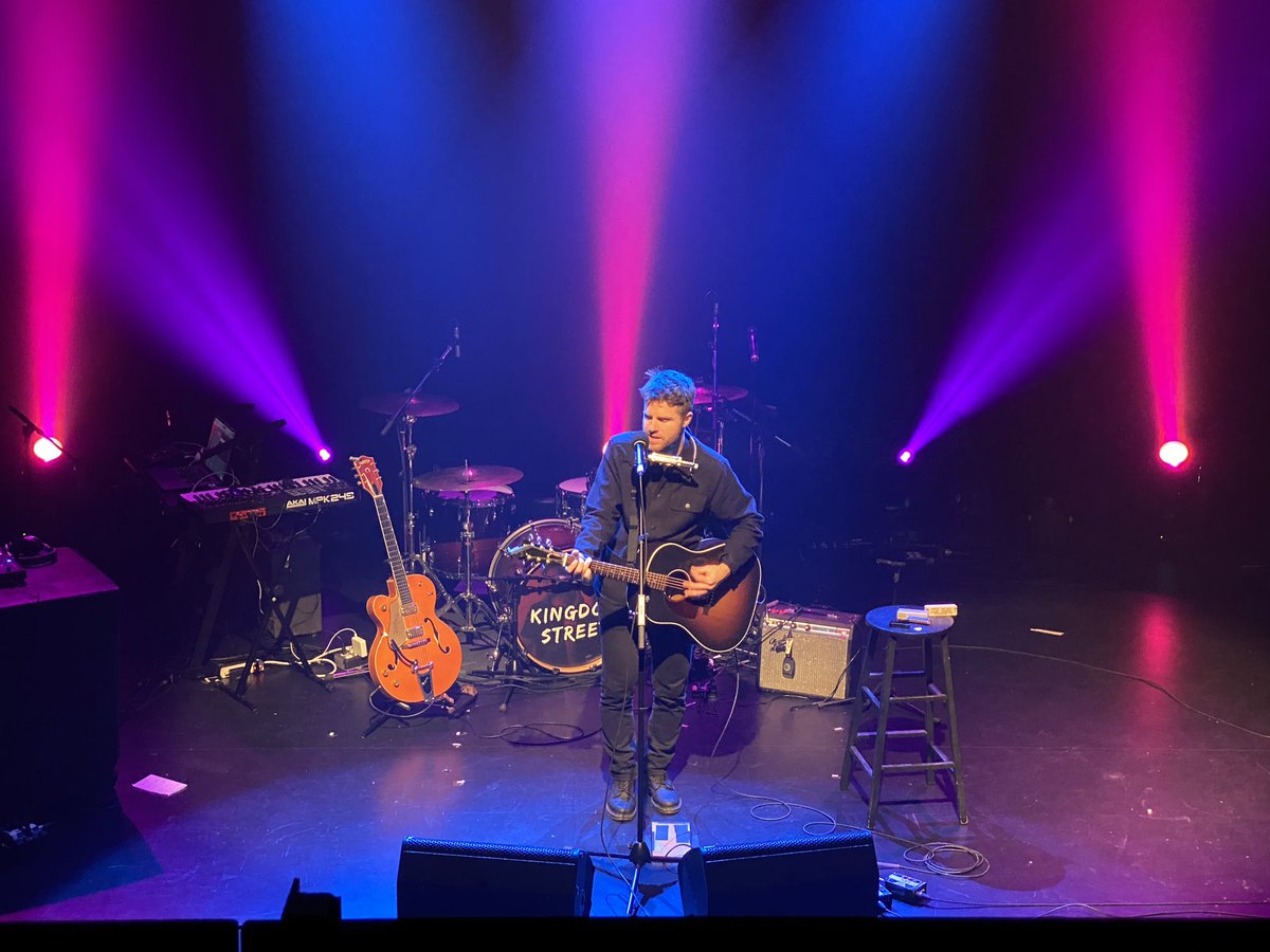 ADISQ_'s tweet photo. Au tour de @vvallieres en toute intimité de bercer les spectateurs du #showcase des Jours de la radio de l’#ARCQ et des #RencontresADISQ https://t.co/FindH78tnY