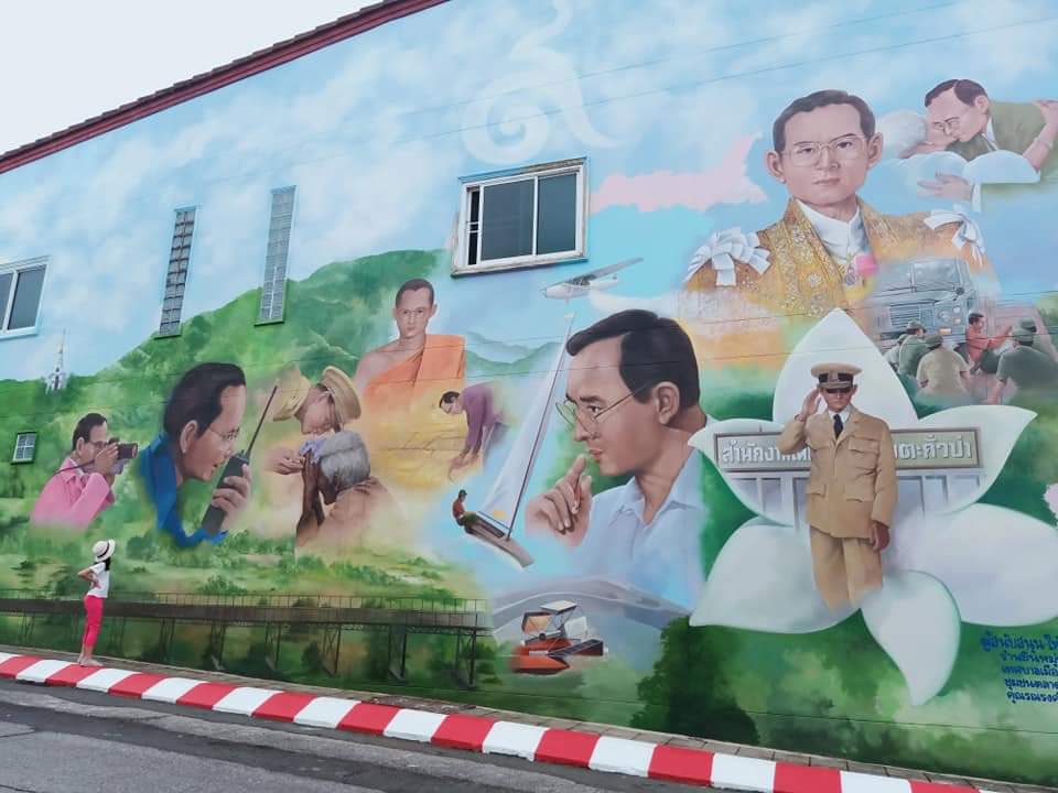 tonpatiwat's tweet photo. จุดเช็คอินใหม่…พระบรมสาทิศลักษณ์ที่ตลาดเก่าตะกั่วป่า พังงา .. เพิ่งเเล้วเสร็จ ท่านใดผ่านไปก็สามารถเเวะเวียนไปบันทึกภาพเป็นที่ระลึกได้ ขอบคุณคุณ @APhetwisit ที่ส่งข่าวมาให้ทราบมากครับ ท่านใดอยากส่งต่อพลังบวก เรื่องราวดีๆ ก็สามารถติดเเทคชื่อผม หรือ dm มาได้เสมอครับ ผมช่วยกระจายต่อ https://t.co/t7h8WQ0YEX