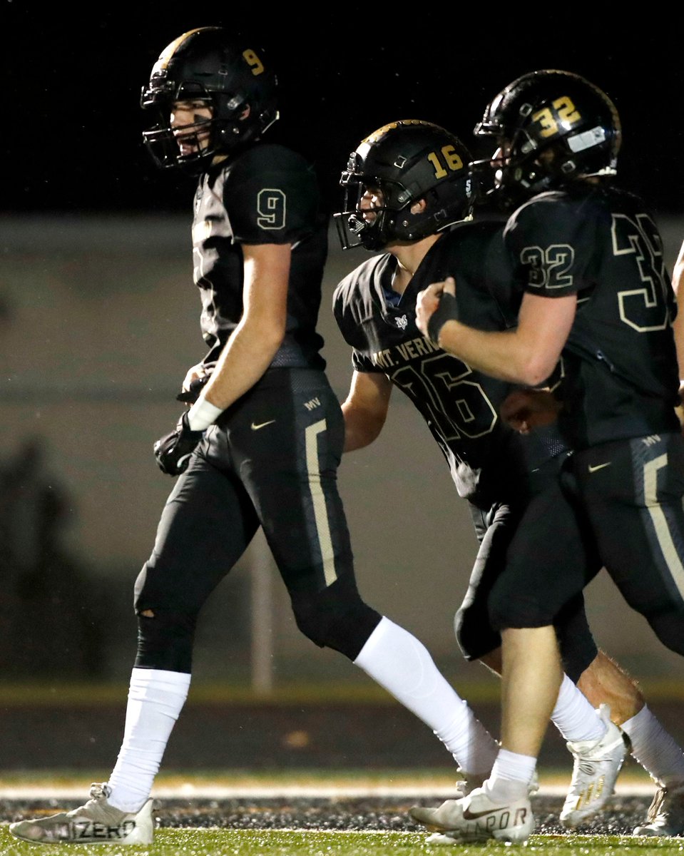 🚨🚨UPSET ALERT🚨🚨

<a href="/mvmarauders/">Mt. Vernon Athletics</a> knock off No. 1 @roncalliFB:

indystar.com/story/sports/h…