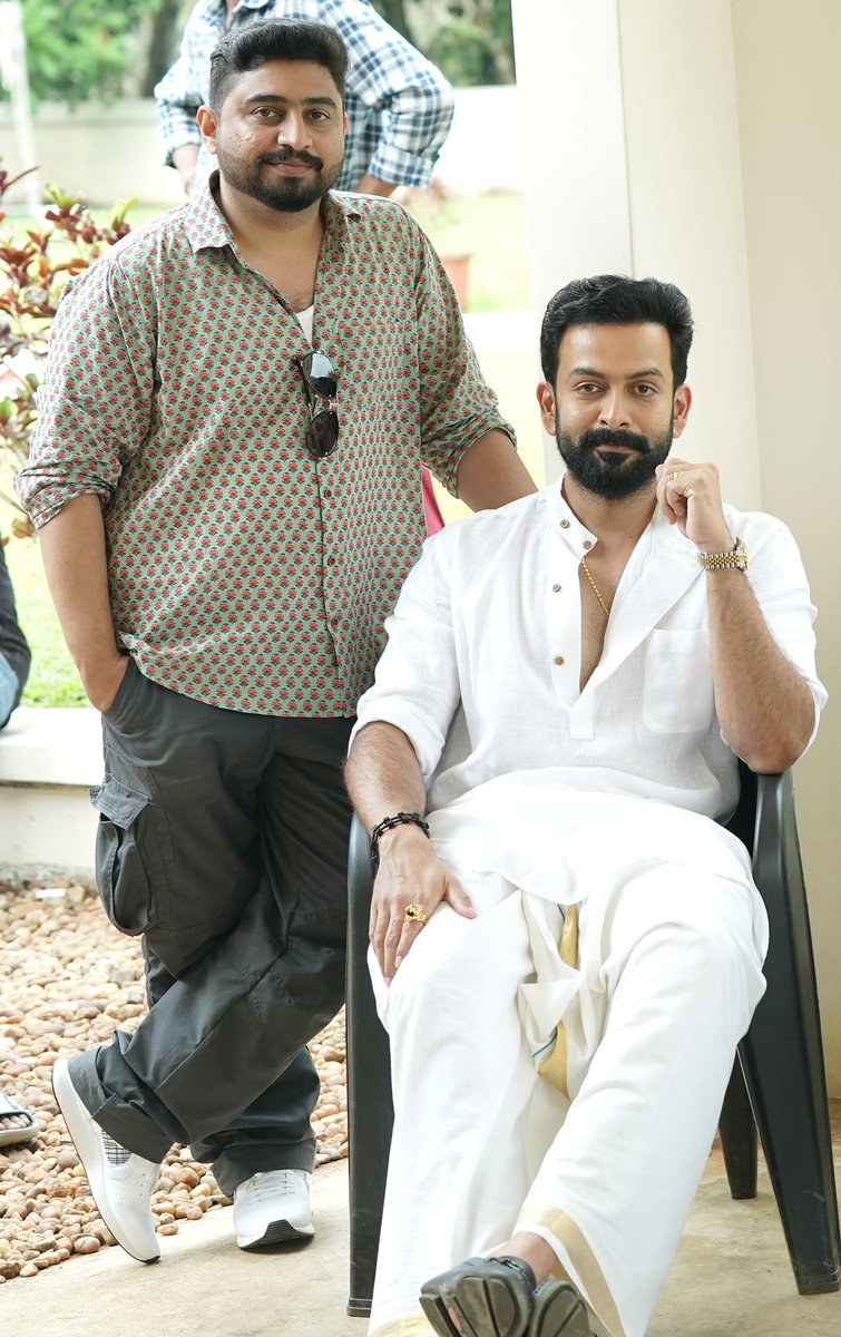 vvipink's tweet photo. The Kuruvachan🐅 and his General😉 !!
#Kaduva @PrithviOfficial
#LocationStill
#ShootInProgress🎥🎬
📸: @SinatSavier
#ShajiKailas @sujithvasudev @JxBe #shameermuhammed #jinuvabraham @iamsamyuktha_ #arjunashokan #supriyamenon @PrithvirajProd @magicframes2011 @poffactio https://t.co/hiRdmCq8Mc