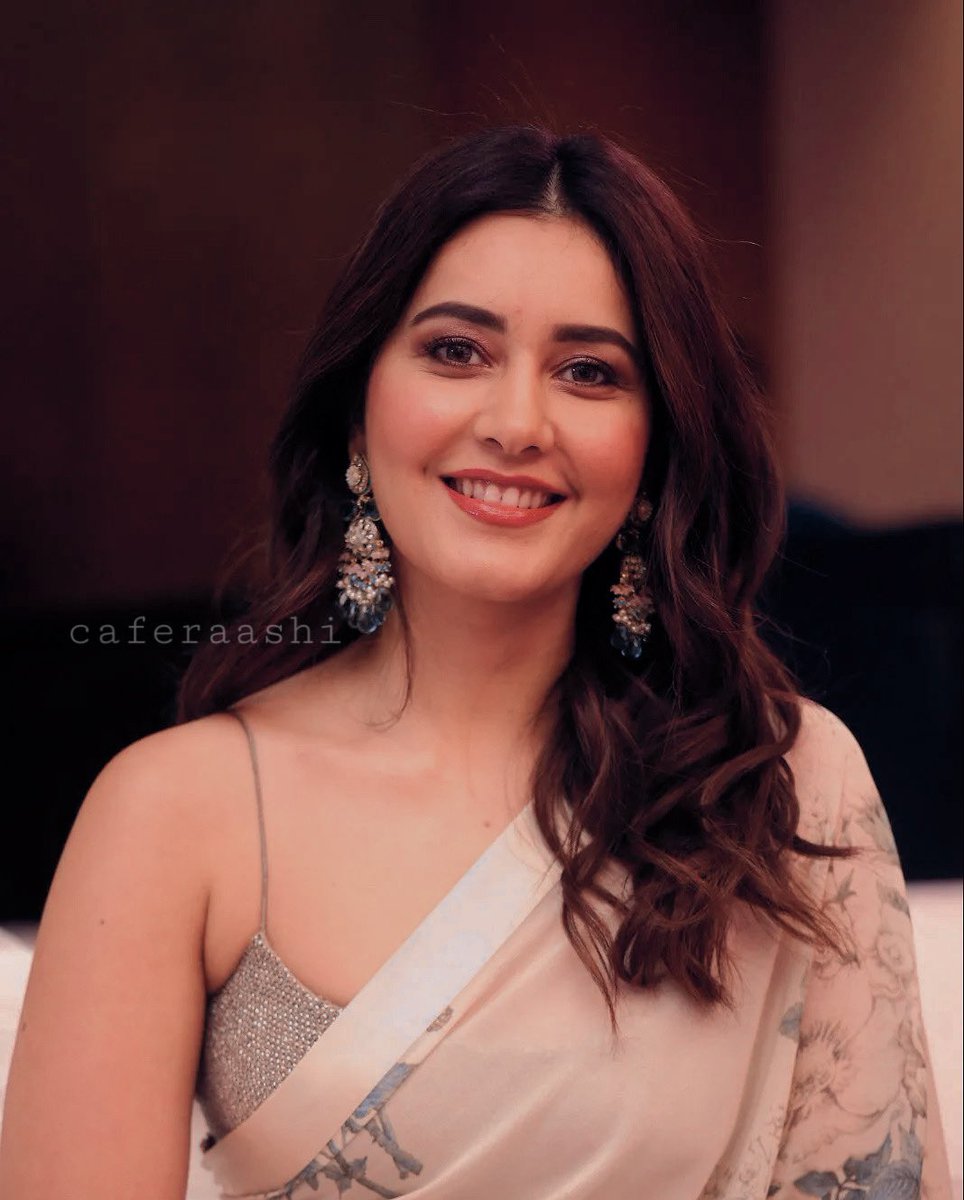 CafeRaashi's tweet photo. her smile 🥺♥️

@RaashiiKhanna_ • #RaashiKhanna • #RaashiiKhanna https://t.co/vy4ex3eLRW
