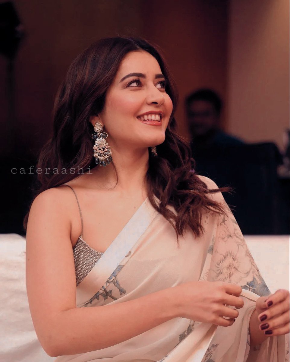 CafeRaashi's tweet photo. her smile 🥺♥️

@RaashiiKhanna_ • #RaashiKhanna • #RaashiiKhanna https://t.co/vy4ex3eLRW