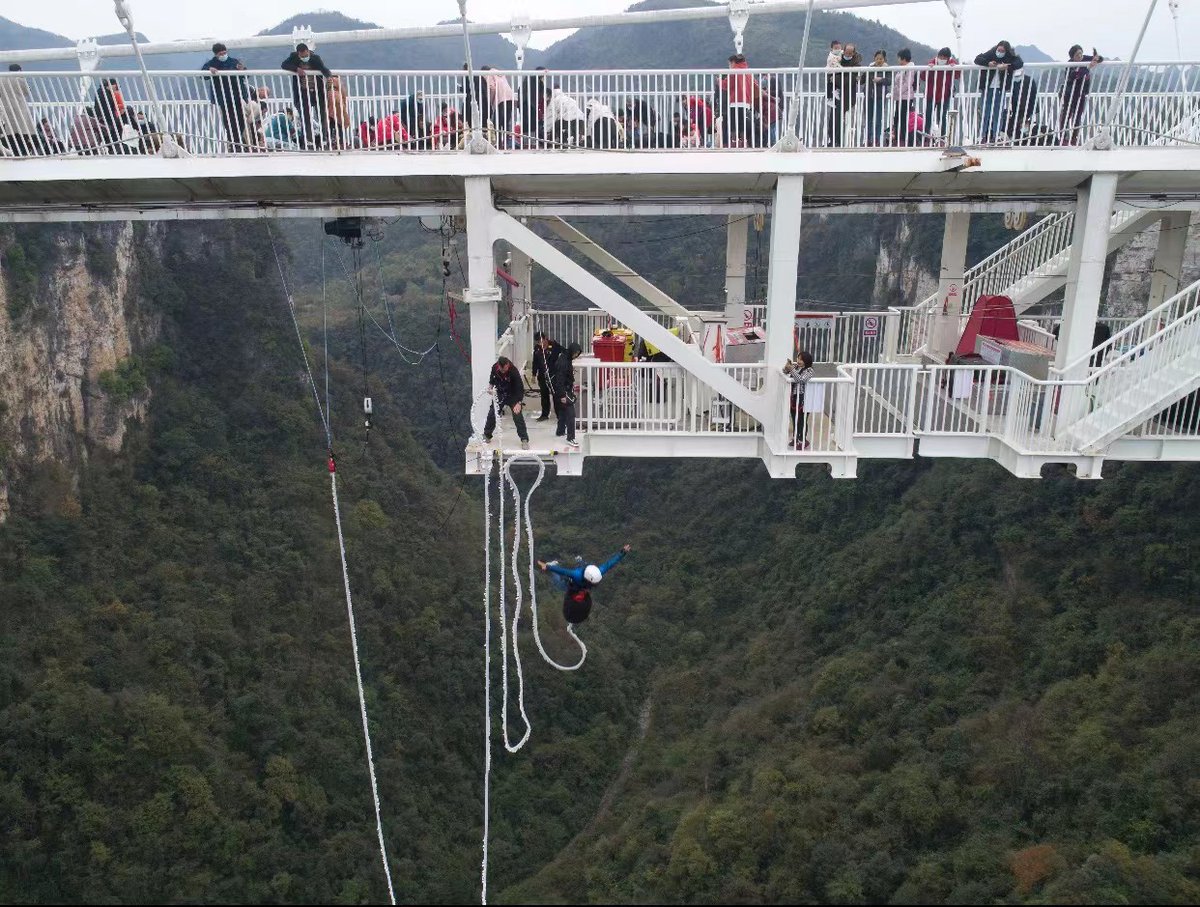 EDNewsChina's tweet photo. #CEStyle In Zhangjiajie Grand Canyon's glass-bottomed bridge, central China's Hunan Province, tourists play on the 430-meter long, six-meter wide bridge. It links two steep cliffs 300 meters above the ground, and is paved with 99 panes of three-layer transparent glass https://t.co/RLCVNIhawB