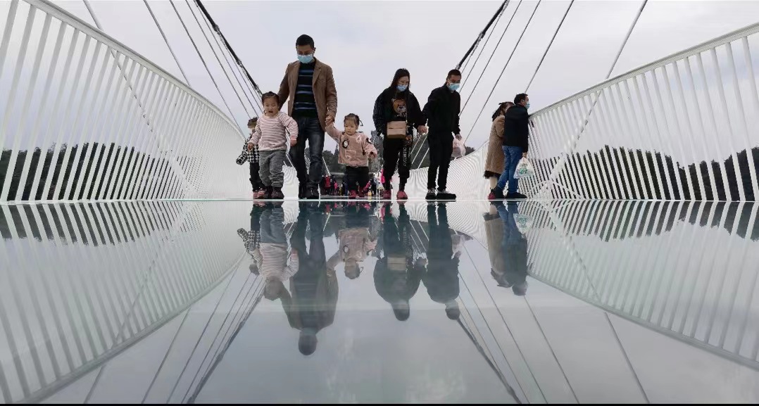 EDNewsChina's tweet photo. #CEStyle In Zhangjiajie Grand Canyon's glass-bottomed bridge, central China's Hunan Province, tourists play on the 430-meter long, six-meter wide bridge. It links two steep cliffs 300 meters above the ground, and is paved with 99 panes of three-layer transparent glass https://t.co/RLCVNIhawB