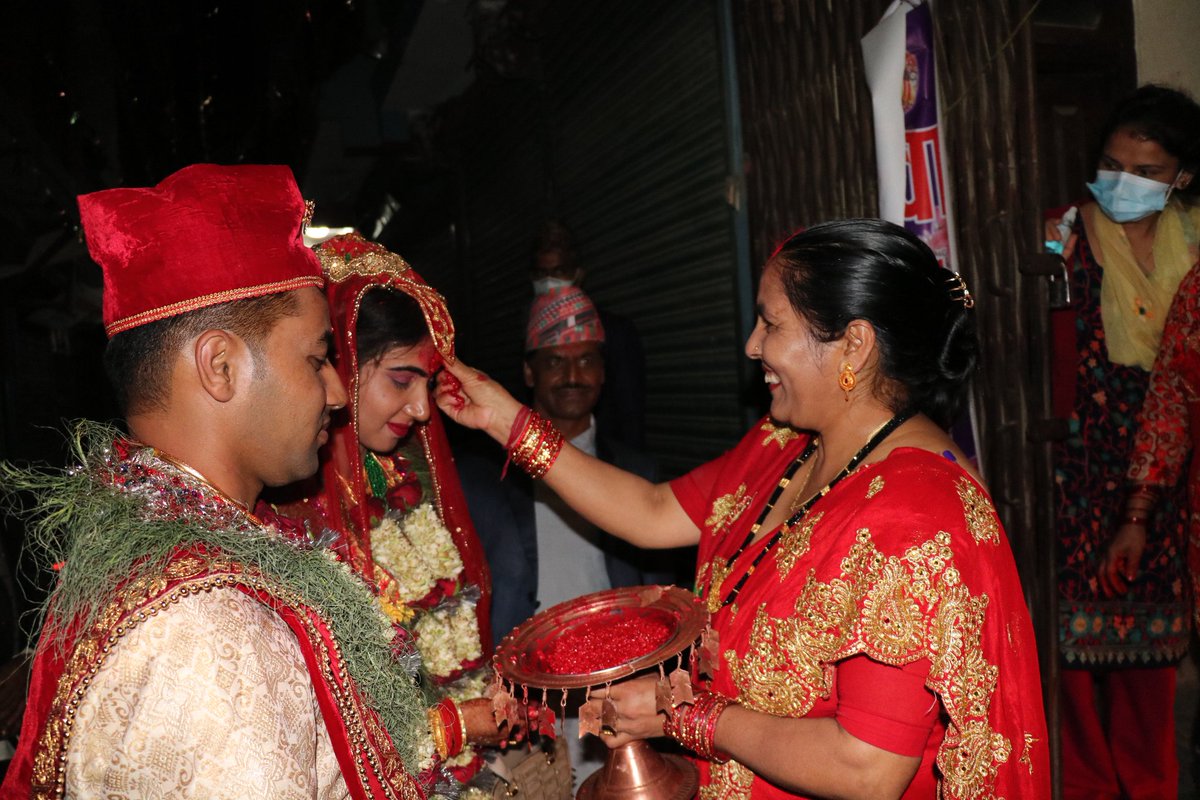 बुहारी भित्र्याएपछि ससुराले खुसुक्क आफ्नी श्रीमतीको कानमा भने, 'ध्यान दिएर हेर त' भेष बदलेर छोरी आएकी हो, यो कुरा कहिल्यै नबिर्सिनु है ! ❤️