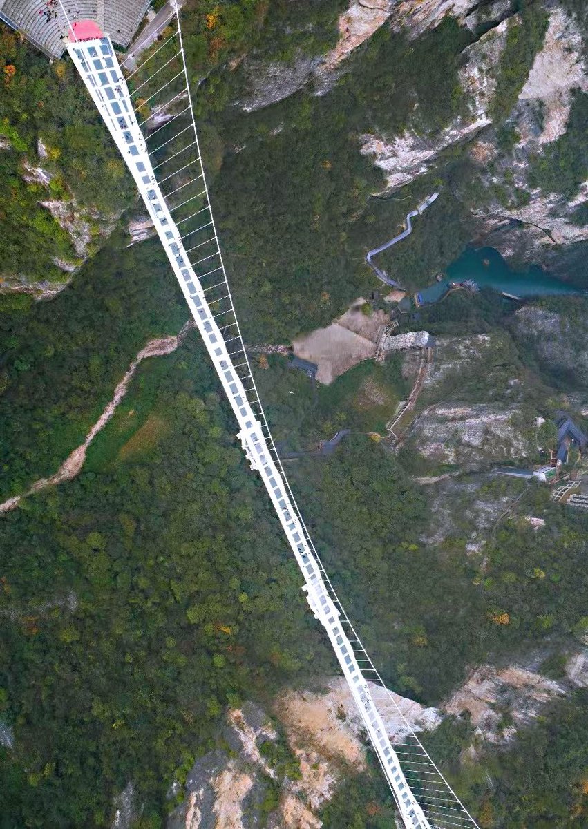 EDNewsChina's tweet photo. #CEStyle In Zhangjiajie Grand Canyon's glass-bottomed bridge, central China's Hunan Province, tourists play on the 430-meter long, six-meter wide bridge. It links two steep cliffs 300 meters above the ground, and is paved with 99 panes of three-layer transparent glass https://t.co/RLCVNIhawB