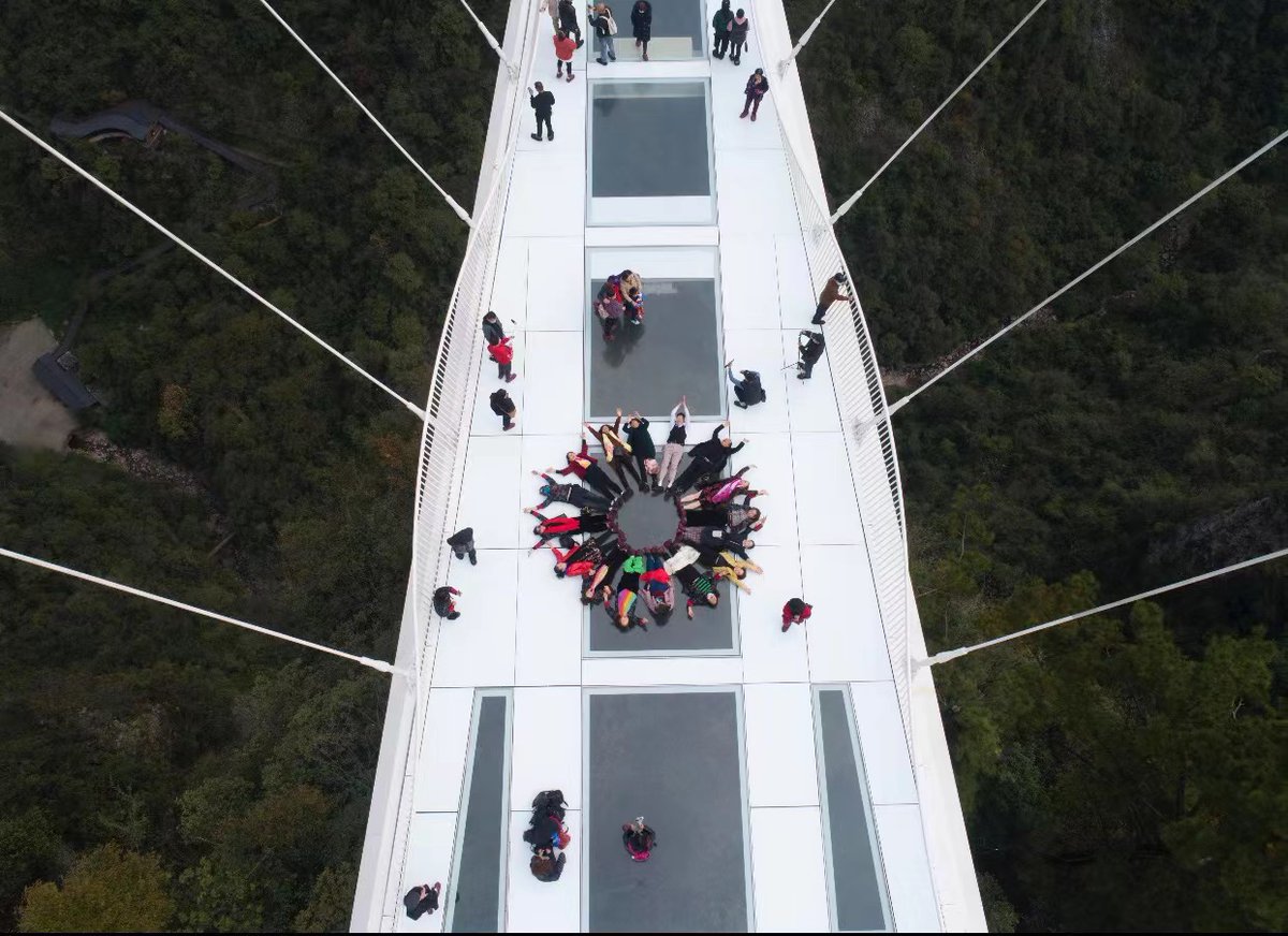 EDNewsChina's tweet photo. #CEStyle In Zhangjiajie Grand Canyon's glass-bottomed bridge, central China's Hunan Province, tourists play on the 430-meter long, six-meter wide bridge. It links two steep cliffs 300 meters above the ground, and is paved with 99 panes of three-layer transparent glass https://t.co/RLCVNIhawB