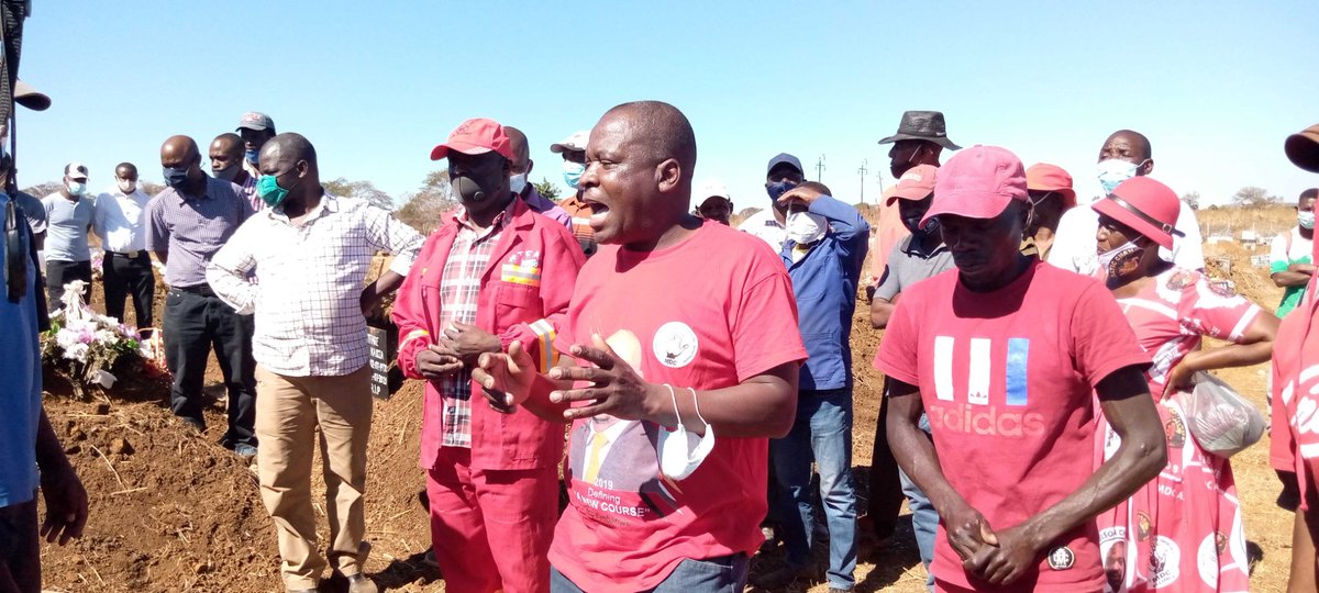 #NgaapindeHakeMukomana 
Norton district MdcA Chamisa chair T. Nyamupfukudza giving instructions to his troops. NgaapindeHakeMukomana
Chamisandiyengaapinde
@Cde_Ostallos 
@mdcmashwest