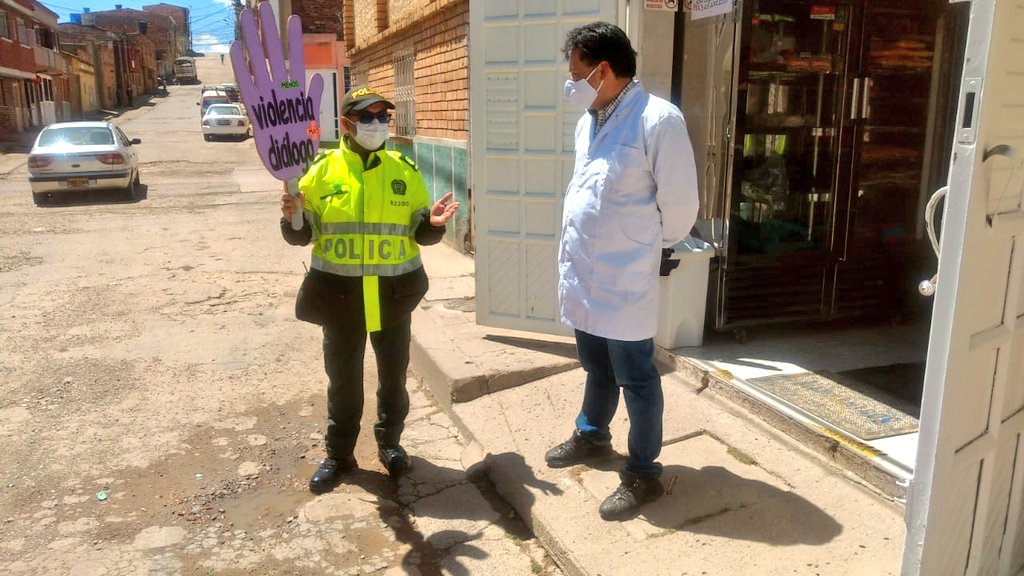 PoliciaMTunja's tweet photo. En el barrio Libertador de la ciudad de Tunja 🏭 la Estrategia de Atención a Mujer, Familia y Género de la #METUN, realiza campaña Prevención Violencia Intrafamiliar denominada "Violencia+diálogo", así mismo las líneas de atención gratuitas ☎️ 123-122-155.
#EsUnHonorSerPolicía https://t.co/3JhVwAt7LK
