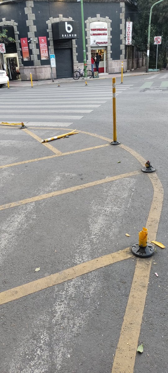 SanRafaCDMX's tweet photo. si los protectores son de vil plástico miren en lo que terminan... bueno, seguro los pagaron a 5 pesos cada uno... o no...? @AlcCuauhtemocMx @alertasurbanas @su_cdmx https://t.co/YdhzvKFVIV