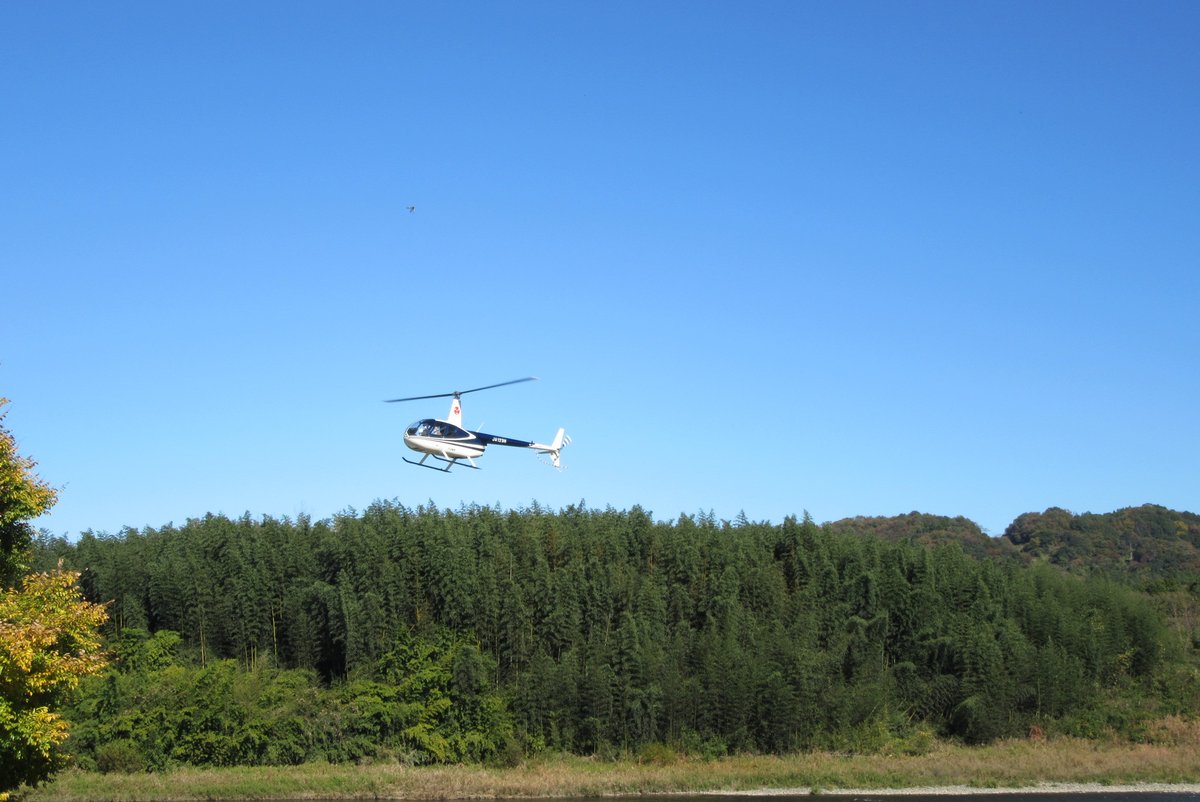 KawaplazaKanri's tweet photo. ヘリコプターには多くのギャラリーが😮
お天気も良いので遊覧飛行日和です🚁 https://t.co/lCP75w98R4