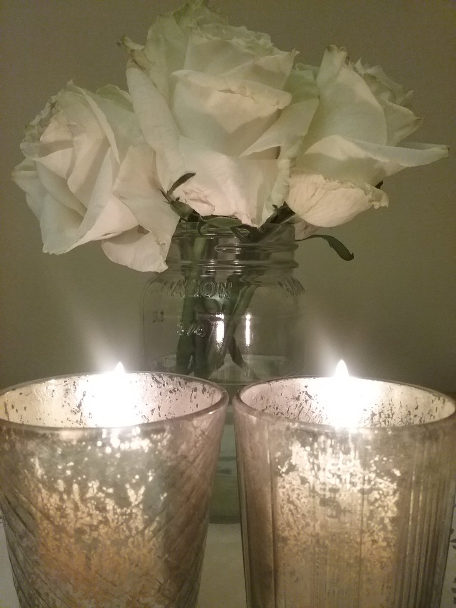 ClaireOfiara's tweet photo. Nine days later still standing albeit not as tall. #Anniversary Flowers #MakingItLast https://t.co/9pMA0qrRiZ