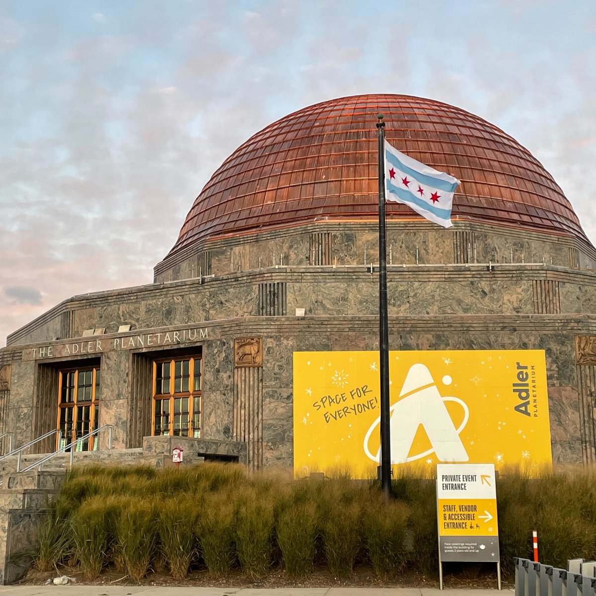 🥰🏛✨ The world is our stage, #Chicago is our home.

Support your favorite (and astronomically beautiful) planetarium during #GivingTuesday on 11/30!

💛 Help us reach our goal of $150,000 by the end of the year: bit.ly/3qtjdy2
