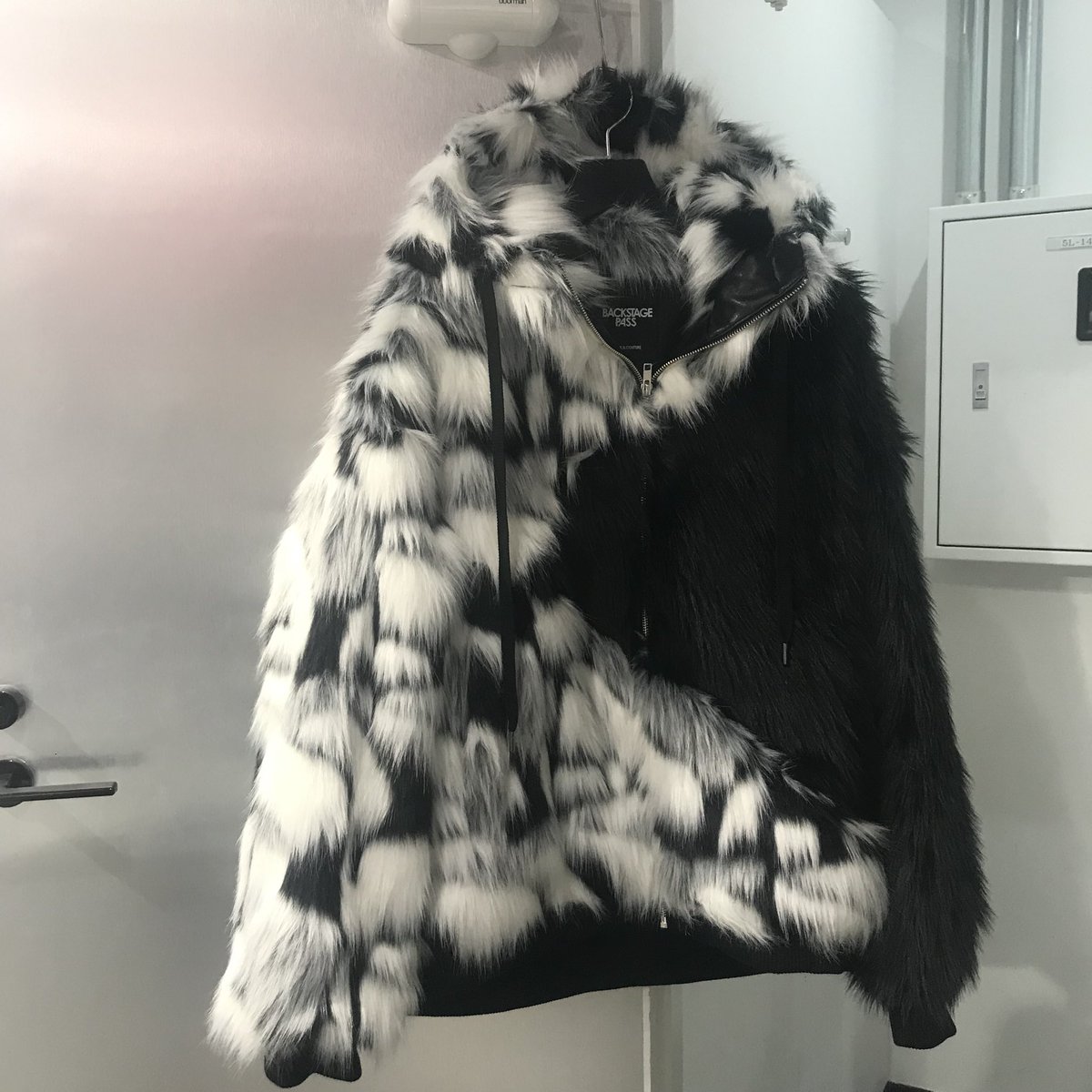 yuki_hydey's tweet photo. New Arrival

モコモコのフェイクファーが魅力のストリート感溢れるビッグシルエット ファー ブルゾンです👀

肌触りも良く可愛く冬のオシャレを楽しみましょう⛄️❄️✨

WOO
BLKMIX.MULTI
S〜M.L〜LL
￥26950

#SHIBUYAZY
#BUFFALOBOBS
#BACKSTAGEPASS https://t.co/eSvOnSZDBt