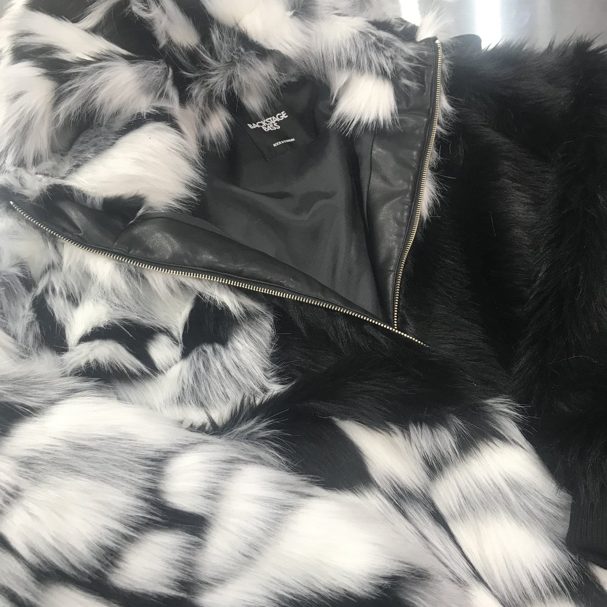 yuki_hydey's tweet photo. New Arrival

モコモコのフェイクファーが魅力のストリート感溢れるビッグシルエット ファー ブルゾンです👀

肌触りも良く可愛く冬のオシャレを楽しみましょう⛄️❄️✨

WOO
BLKMIX.MULTI
S〜M.L〜LL
￥26950

#SHIBUYAZY
#BUFFALOBOBS
#BACKSTAGEPASS https://t.co/eSvOnSZDBt