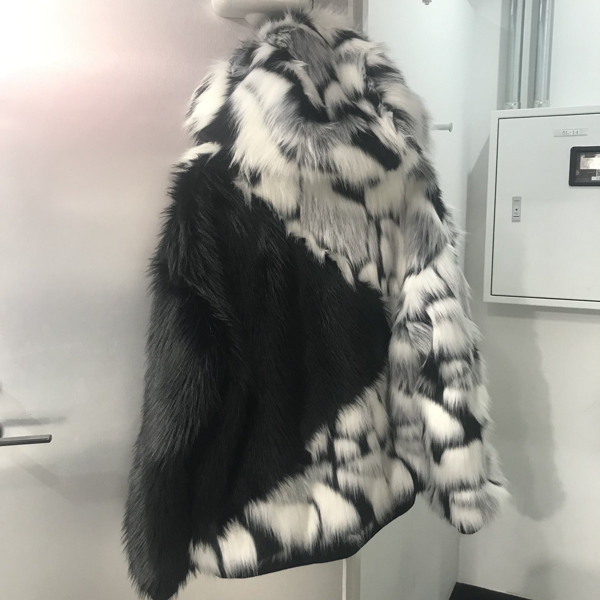 yuki_hydey's tweet photo. New Arrival

モコモコのフェイクファーが魅力のストリート感溢れるビッグシルエット ファー ブルゾンです👀

肌触りも良く可愛く冬のオシャレを楽しみましょう⛄️❄️✨

WOO
BLKMIX.MULTI
S〜M.L〜LL
￥26950

#SHIBUYAZY
#BUFFALOBOBS
#BACKSTAGEPASS https://t.co/eSvOnSZDBt
