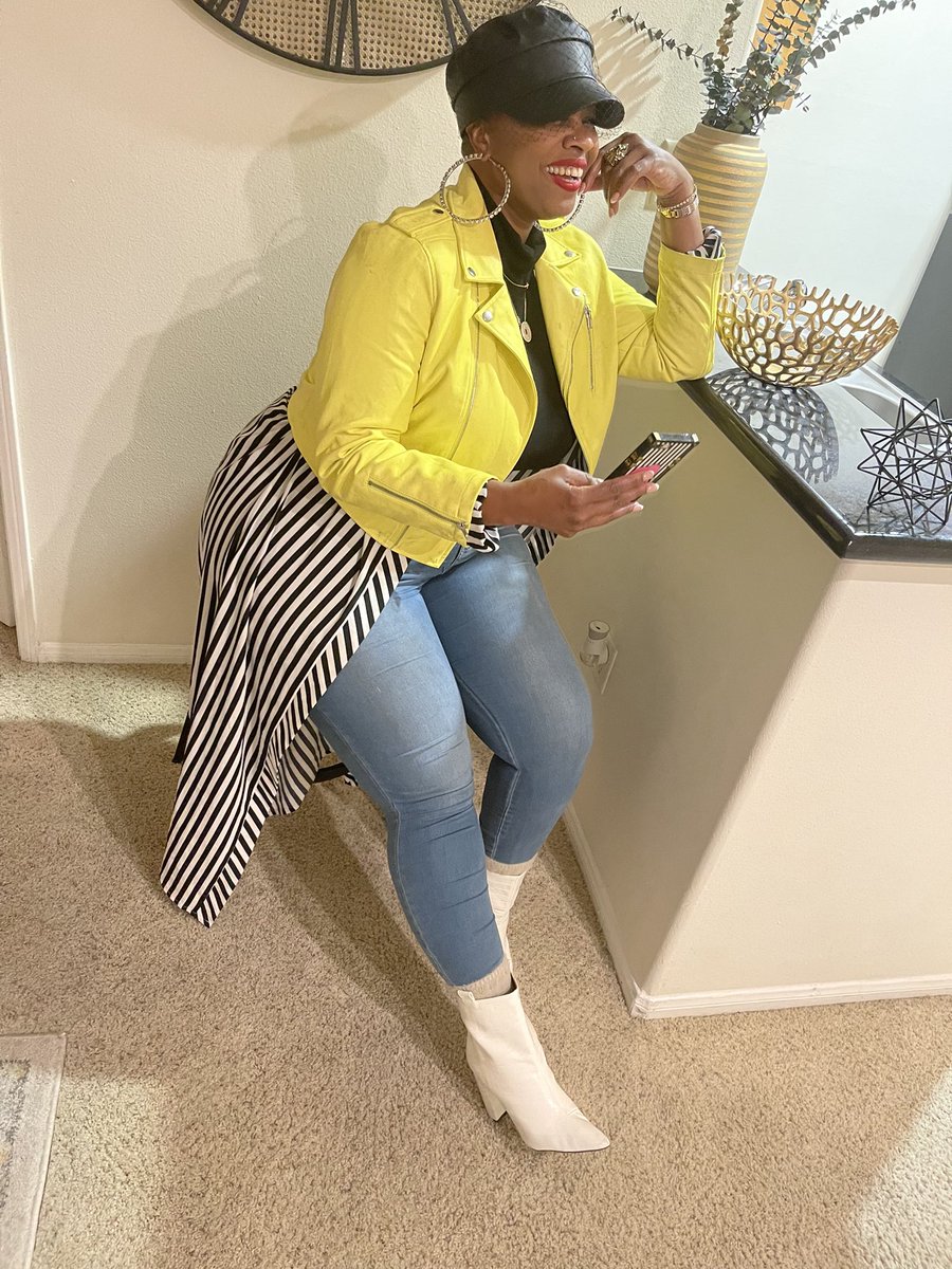 Big smiles from this TEXAS girl 💋 I’m so glad I don’t look like what I’ve been through 🙏🏾