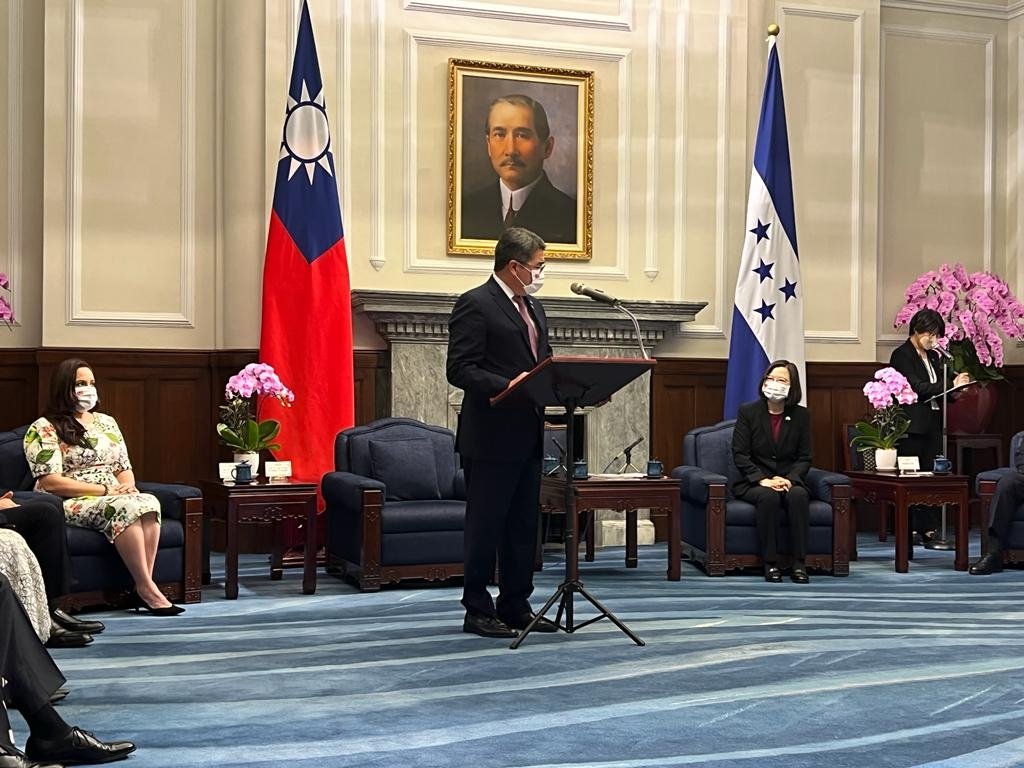 johvolvera's tweet photo. Los presidentes de Honduras y China (Taiwán),  @JuanOrlandoH y @iingwen sostuvieron hoy una reunión  en la que abordaron temas de interés bilateral y las iniciativas impulsados de forma conjunta en beneficio de ambas naciones.

#HondurasEnTaiwán https://t.co/D5o3shXuPH