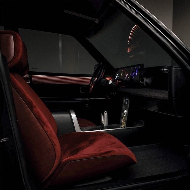 phoso_media's tweet photo. ヒュンダイの新しい電気自動車どタイプ😍
絶対好み分かれるけど内装の昭和と令和のサイバーパンク的なのが刺さる🥰 https://t.co/AqL5h5Z0We