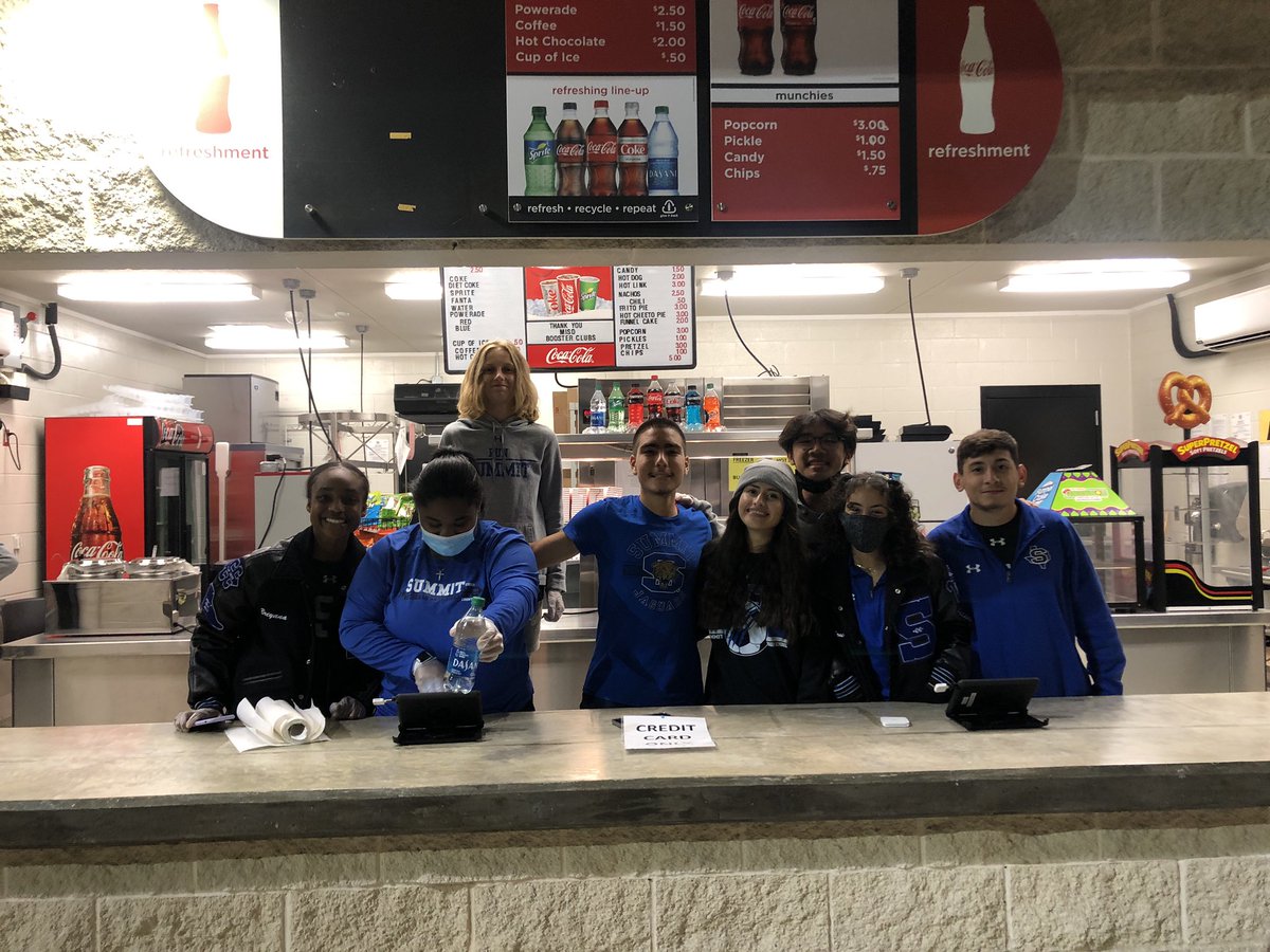 SummJagTrack's tweet photo. Professional concession crew right here 🙌🏾✔️🔷😀 #WorkedIt @MISDathletics @MISDSummitJags https://t.co/WsFYcanzhF