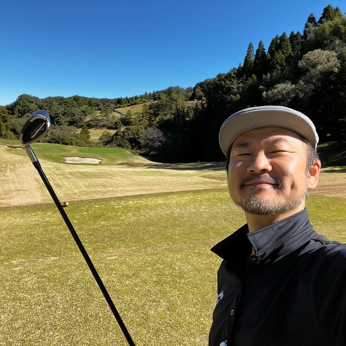 OSAMU_READREAD's tweet photo. 自然のパワーを分けてくれ！
ゴルフって奥深い…⛳️
①ボールをよく見る
②ボールをよく見る
③ボールをよく見る

#ゴルフ
#GOLF
#ドライバー
#アイアン
#SIM2MAXD
#ゴルフ初心者 https://t.co/EBC9dxmfuO