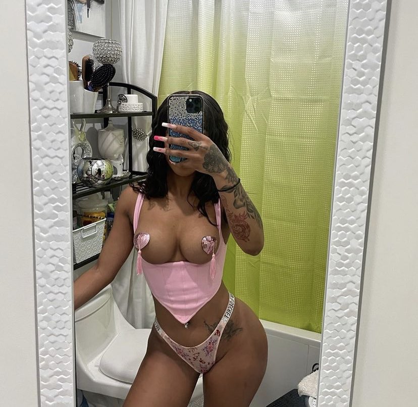 CandyyMarieee's tweet photo. Feeling generous ☺️ who wants content????
 $15 FaceTime 📲
$35 Sex Tapes 📷 
 $25 Nude Vids 📷
$20 Nude pic 😍
$75 Meetups 📍
SERIOUS INQUIRIES ONLY ! WASTE MY TIME YOU GET BLOCKED💁🏽‍♀️ #sellingcontent #facetimesessions #meetups #horny https://t.co/RGZSu1coFY