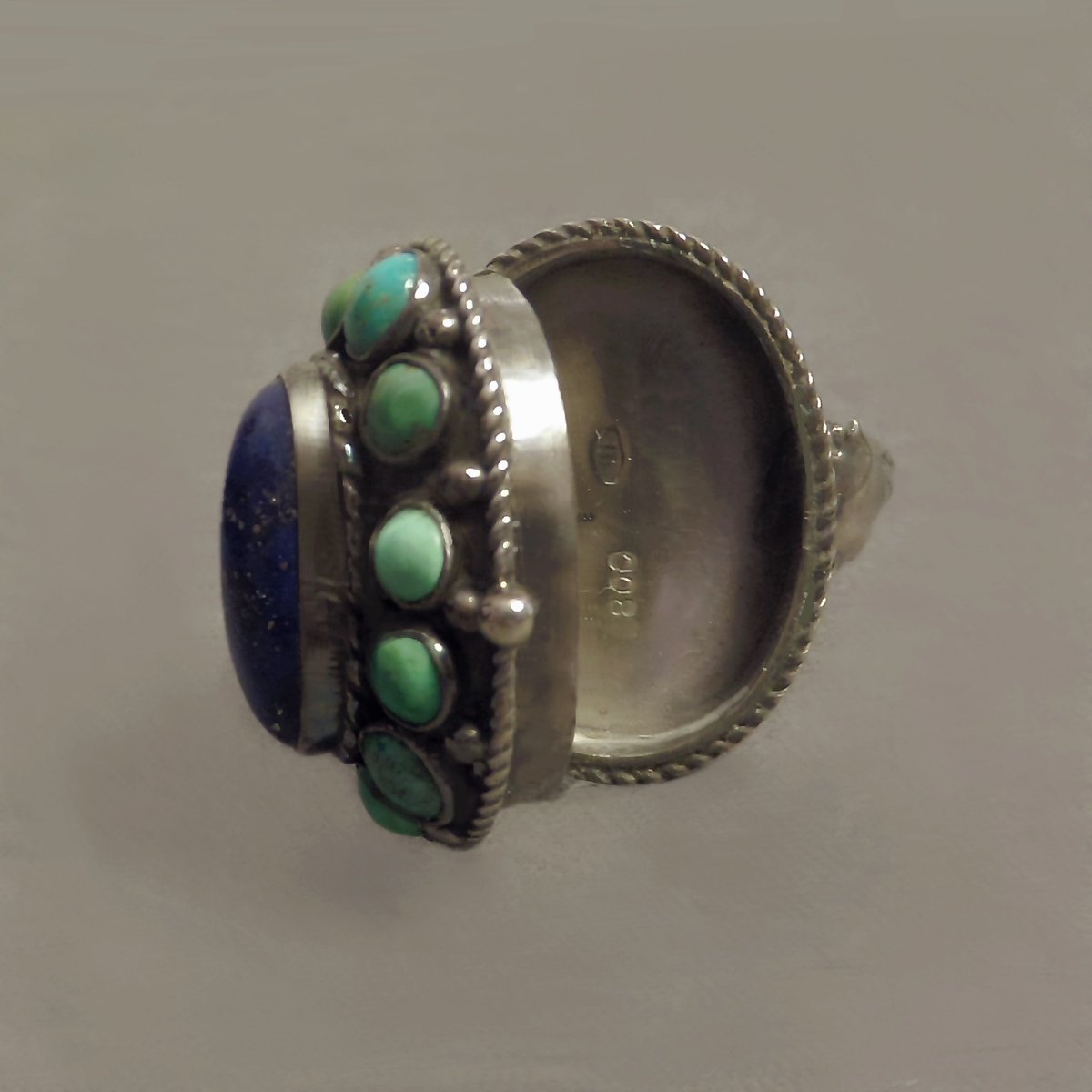 YearsAftercom's tweet photo. Antique Lapis Lazuli Turquoise Cluster Poison Ring
https://t.co/Usa6V24h2x...
#turquoisering #haloring #poisonring #antiquering #lapislazuli #artdecoring #persianturquoise #antiquelocket #antiquejewelry #clusterring #locketring #pillring #YearsAfter https://t.co/o1KcOaG1s6
