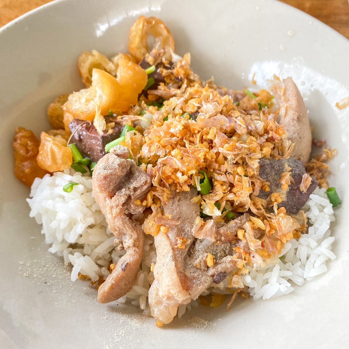 eatthump's tweet image. สายข้าวแห้งหรือข้าวต้มแห้งต้องลองร้านนี้จริงๆ ข้าวแห้งเฮียเกียรติ เพชรเกษม81,ประชาอุทิศ คือเขาขายมา60ปีแล้ว เป็นข้าวแห้งที่เด็ดที่สุดเท่าที่กินมา ซิกเนเจอร์คือข้าวแห้งไก่ แต่เราชอบบะเต็งมากกว่า อร่อยมาก โรยกระเทียมเจียวจุกๆกินกับปาท่องโก๋กรุบๆดีจริง @aroii