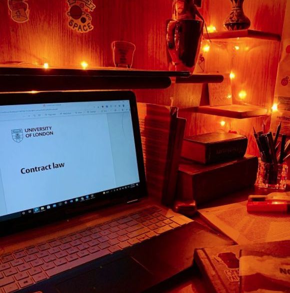 LondonU's tweet photo. This student shared his evening #UoLStudySpace with some handy tips, such as ‘have a positive attitude. Positivity leads to success’ and ‘have specific goals for each study session.’ Share where you feel most productive by posting your image with the hashtag and we may share it! https://t.co/zDCD8FE9uo