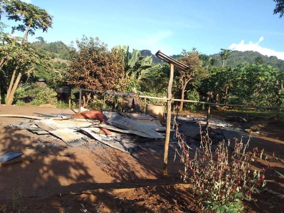 SaveMM99's tweet photo. Military Terrorists plotted landmines at houses of civilians and torched houses of Civilians  at Mindat, Chin state &amp; Phaekhone, Shan state on 2nd week of Nov.
📌On Nov8 ,2 passing by motorcycles were hit by landmines plotted by Military Terrorists.
(1/2)
#WhatsHappeningInMyanmar https://t.co/p6AacpsKDj