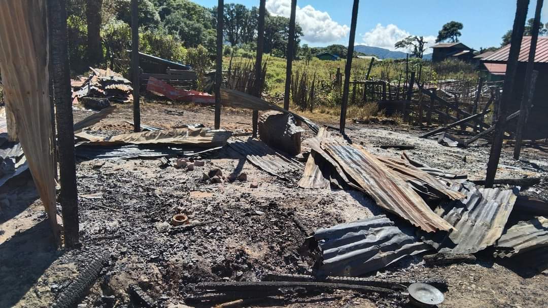 SaveMM99's tweet photo. Military Terrorists plotted landmines at houses of civilians and torched houses of Civilians  at Mindat, Chin state &amp; Phaekhone, Shan state on 2nd week of Nov.
📌On Nov8 ,2 passing by motorcycles were hit by landmines plotted by Military Terrorists.
(1/2)
#WhatsHappeningInMyanmar https://t.co/p6AacpsKDj