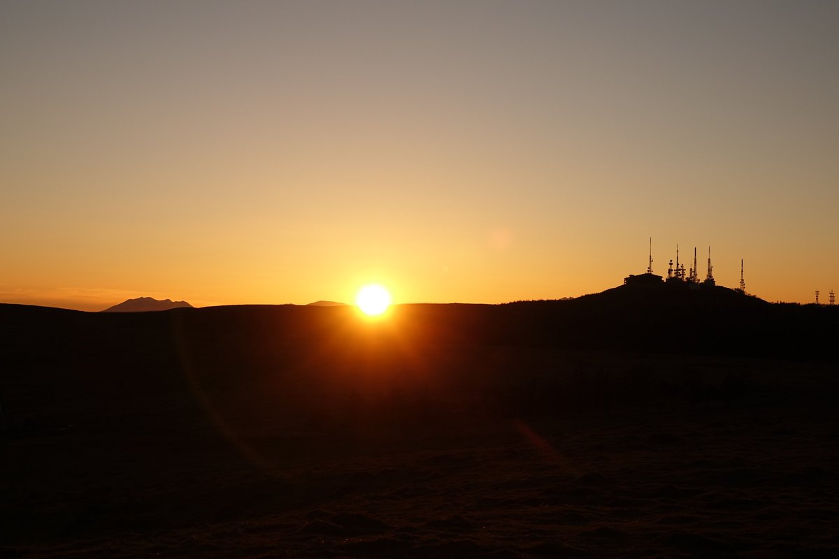 furusatokan1's tweet photo. 11/13（土曜）16:38　気温０℃　 美ヶ原高原からの夕景    本日の夕方は久しぶりに快晴となっております。
2500ｍ以上の山々は雪化粧となってます。 https://t.co/sTaZRonK3K
