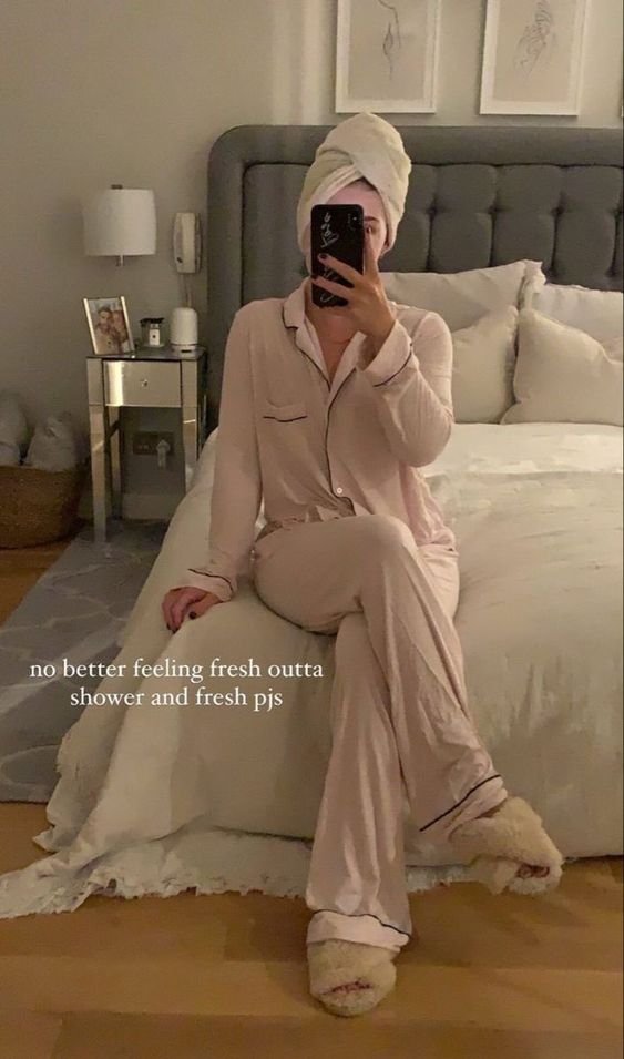 etherealdior's tweet photo. what my perfect night in looks like https://t.co/AVriZ4aJ9Z