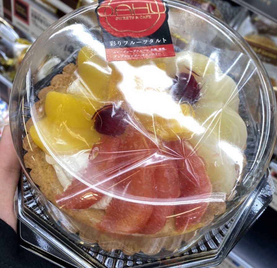 chacha_seitan's tweet photo. こちらフラスタとケーキの別角度から撮ったものになります。
ケーキは、ちゃちゃちゃんが好きなくりまんじゅうに座って頂きました🌰
3枚目はちゃちゃちゃんが持つ用のケーキです、このケーキを持って一人で踊ってました💃🎶 https://t.co/jU42MwK3ry