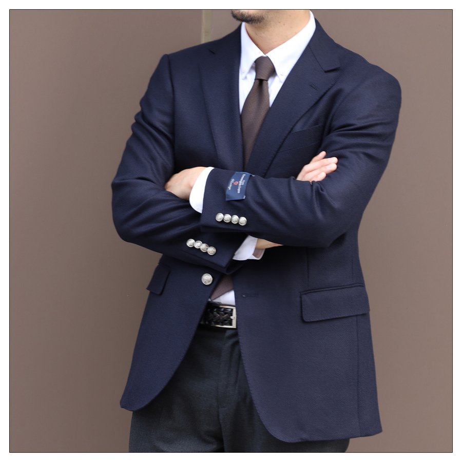 BlueFro49850348's tweet photo. Ermenegildo Zegna（エルメネジルド・ゼニア）

一見しただけで違いの分かる上品な生地
その光沢と触り心地は絶大な信頼を得ています

そんなゼニア生地を使用したシングル２ボタンブレザーが販売スタートしました

秋冬コーデの格をあげるジャケットをワードローブに。
https://t.co/YrCrRSnJBW https://t.co/2KxpMSn275