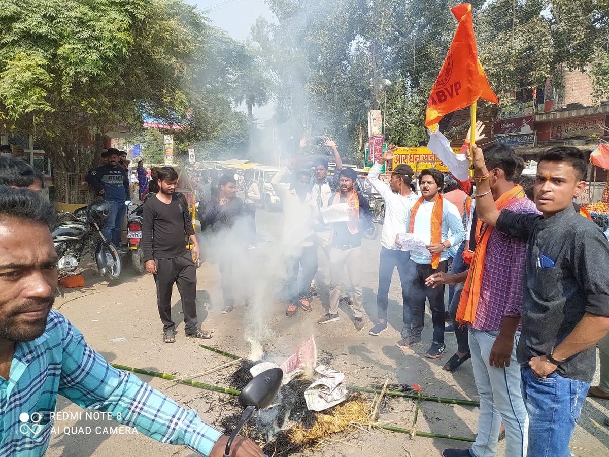 विद्यार्थी परिषद के कार्यकर्ताओ द्वारा गोरखपुर विश्वविद्यालय के कुलपति को 48 घंटे का अल्टीमेट दिया गया था 
जिसके अंदर मांगे पूरी ना होने पर परिषद के कार्यकर्ताओं ने कुलपति की अर्थी यात्रा निकाली <a href="/myogiadityanath/">Yogi Adityanath</a> <a href="/anandibenpatel/">Anandiben Patel</a> <a href="/DDUGU_Official/">Deen Dayal Upadhyaya Gorakhpur University</a> @DistrictMagist1 <a href="/kushinagarpol/">Kushinagar Police</a>