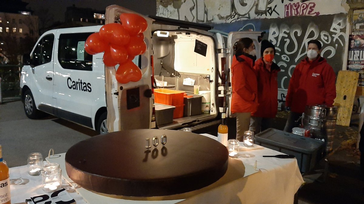Den 100. Geburtstag der <a href="/CaritasAustria/">Caritas Österreich</a> konnten wir pandemiebedingt nicht wirklich feiern. Es war aber gestern Abend besonders schön eine 80kg Sachertorte gemeinsam mit <a href="/mlcaritas/">Michael Landau</a> u den Freiwilligen vom Canisibus an obdachlose u armutsbetroffene Menschen zu verteilen. #wirhelfen