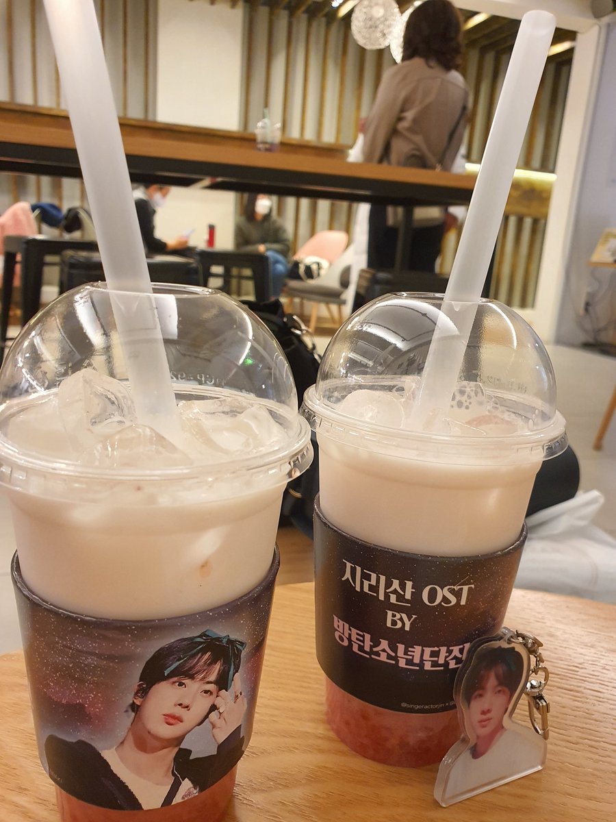 smsjin12's tweet photo. 커피씨 지리산 OST 컵홀더 이벤트!!!!!!
심지어 오늘 첫날이였댜.. 역시 석진이랑 나랑은 운명😚 
노래 너무너무 좋고 목소리 감동이고.. 석진아 계속 노래해줘💜
#석진아_너의목소리는_내게_감동이야
#방탄소년단진 #지리산ost_은빛보이스_김석진
@singeractorjin @CHADOLBBAKI 
@BTS_twt https://t.co/UBM50OZtrP