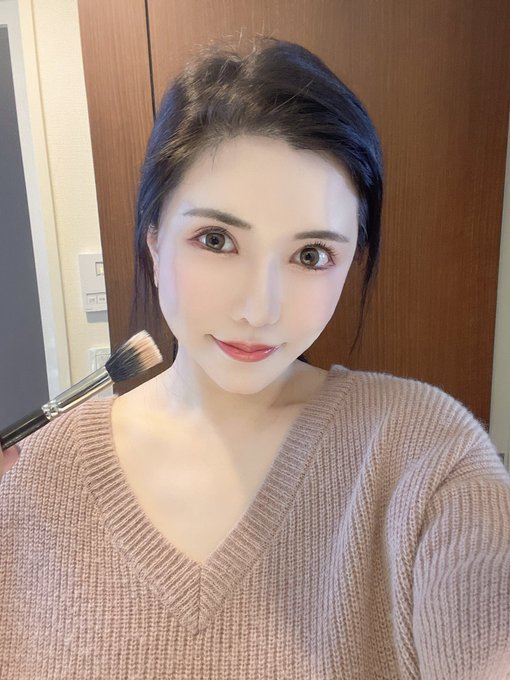今日は家族行事だったからしっかりメイク。アイメイクの仕方変えました。カバーマークファンでの色味が身体にピッタリ。今までない感覚だったから幸せ?エルメスのリップの21番は本当に大好きな色❤️ https://t